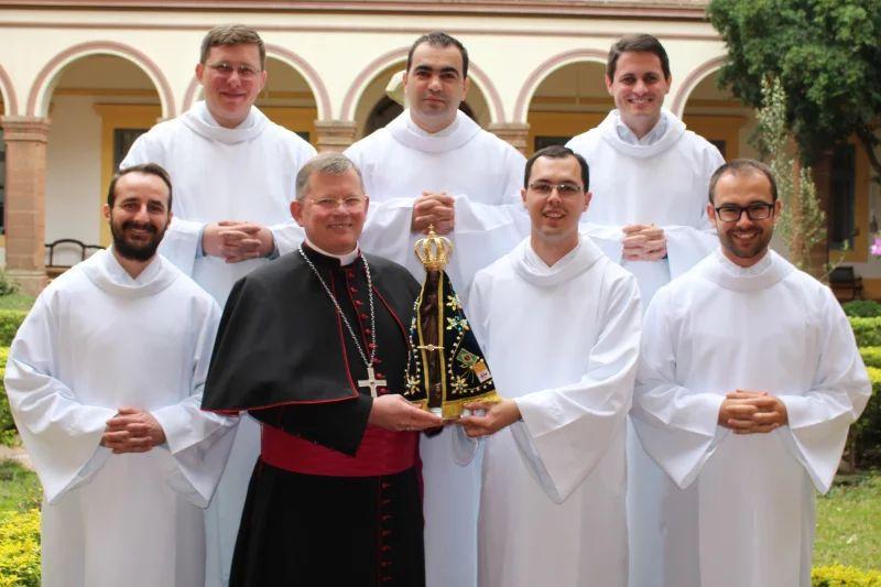 Arquidiocese de Porto Alegre celebra a ordenação de seis novos sacerdotes.jpg