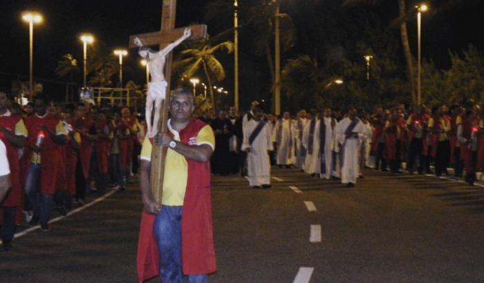 Milhares de fiéis participam da Via Sacra na orla da Atalaia, em Sergipe.jpg