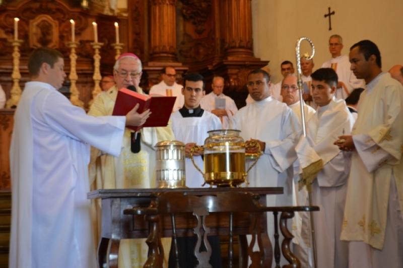 Clero da Arquidiocese de Mariana (MG) reúne-se para a ?Missa da Unidade?.jpg Clero da Arquidiocese de Mariana (MG) reúne-se para a ?Missa da Unidade?.jpg