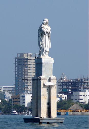 Monumental imagem de Nossa Senhora destruída em 2015 por um raio retorna à Bahia de Cartagena, Colômbia.jpg