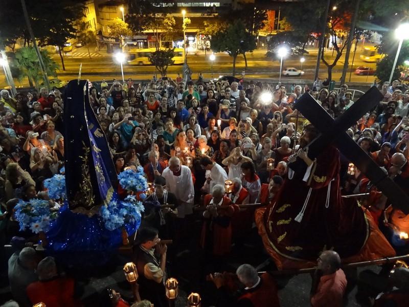 Milhares de fiéis de Juiz de Fora (MG) participam da Procissão do Encontro.jpg