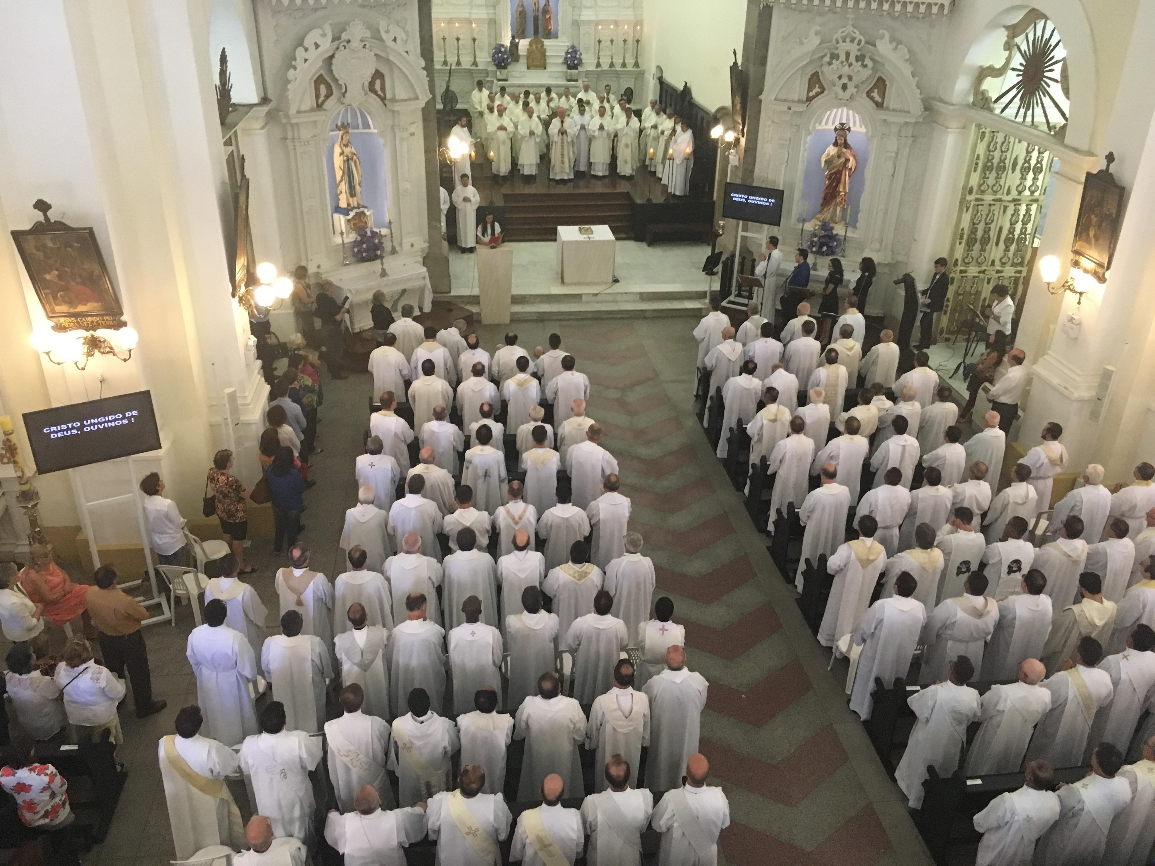 Sacerdotes de Florianópolis renovam seus votos durante Missa do Crisma.jpg Sacerdotes de Florianópolis renovam seus votos durante Missa do Crisma.jpg