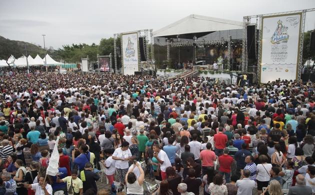 Festa da Penha atrai milhares de pessoas em Vitória (ES).jpg Festa da Penha atrai milhares de pessoas em Vitória (ES).jpg