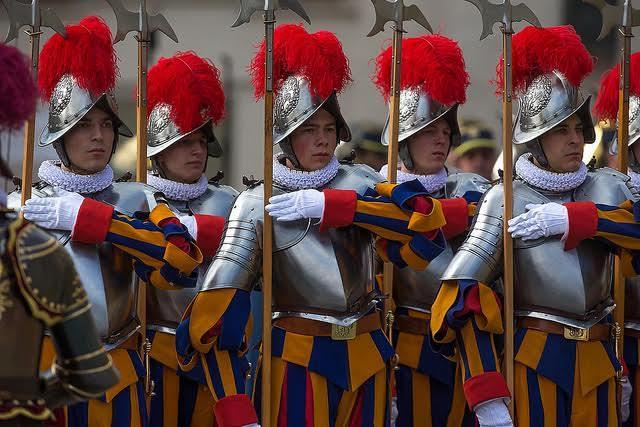 Guardas Suíços novos recrutas, novo modelo de treinamento militar.jpg