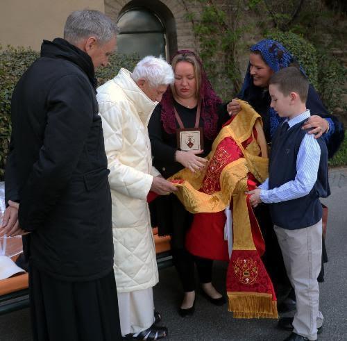 Bento XVI recebe casula de presente pelos seus 90 anos.jpg Bento XVI recebe casula de presente pelos seus 90 anos.jpg