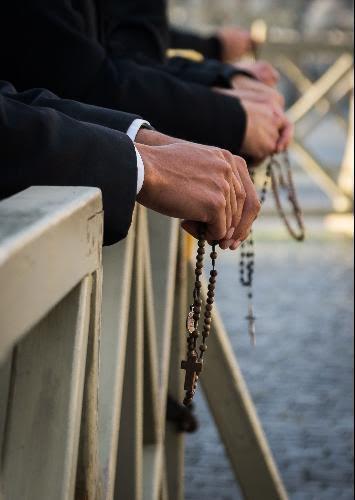 Bispo na Tanzânia exorta para que se reze o Santo Rosário frequentemente.jpg Bispo na Tanzânia exorta para que se reze o Santo Rosário frequentemente.jpg