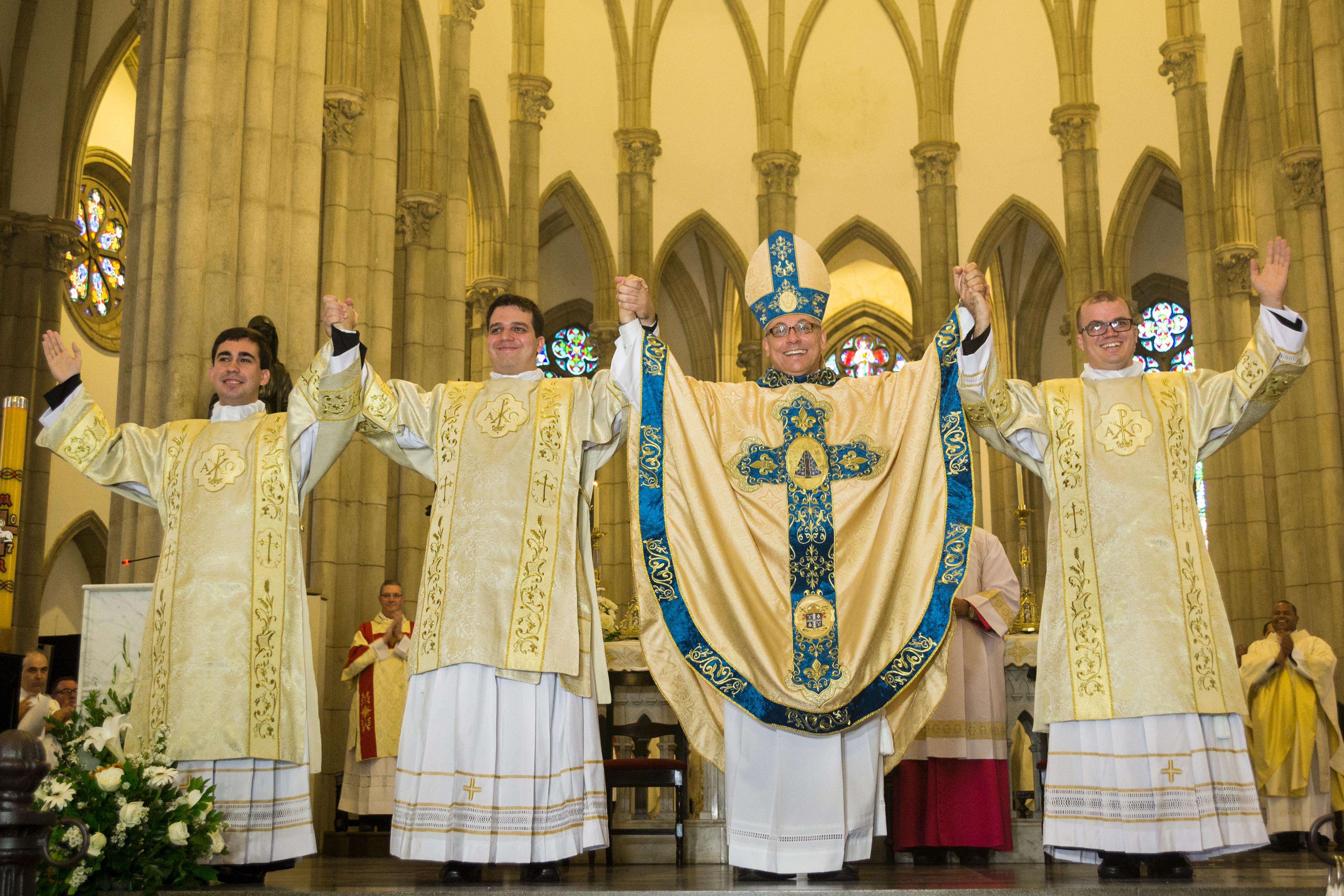 Ordenados três novos diáconos na Diocese de Petrópolis (RJ).jpg Ordenados três novos diáconos na Diocese de Petrópolis (RJ).jpg