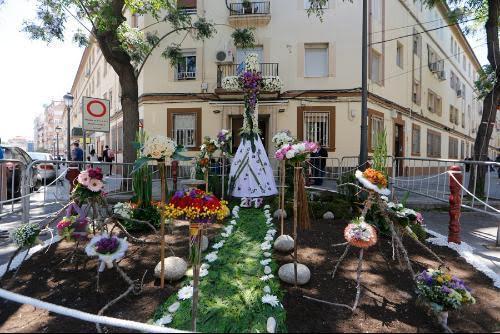 Cruzes de flores enfeitam festa popular da Santa Cruz na Espanha.jpg