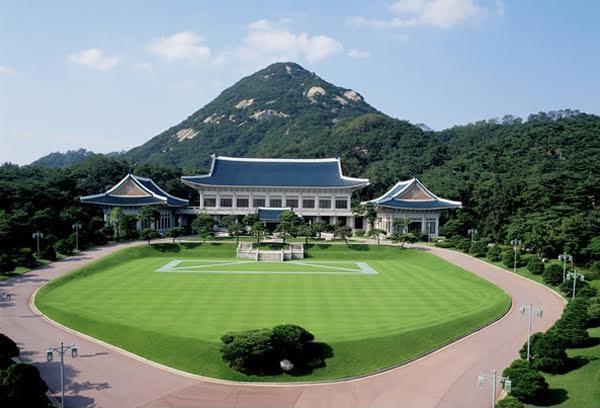 Novo Presidente Coreano pede a seu pároco que abençoe a Residencia Presidencial.jpg