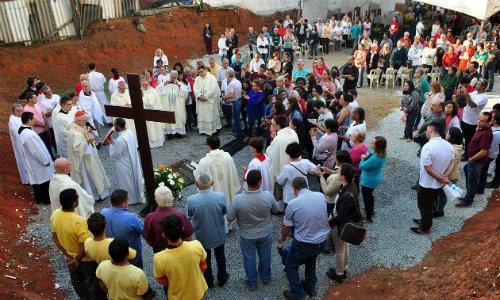 Em São Paulo, igreja em construção tem sua pedra fundamental abençoada por Cardeal.jpg Em São Paulo, igreja em construção tem sua pedra fundamental abençoada por Cardeal.jpg