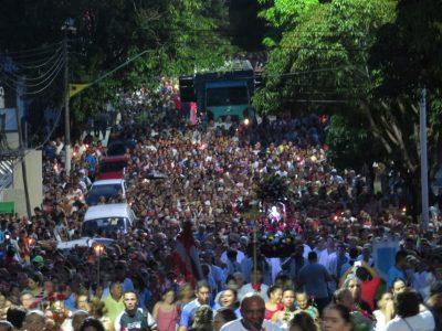 Devotos de Santa Rita de Cássia lotam as ruas de Manaus durante procissão.jpg