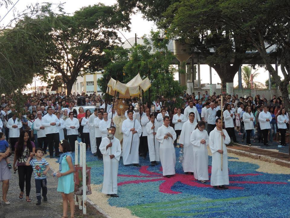 CORPUS CHRISTI PROCISSSÃO.jpg