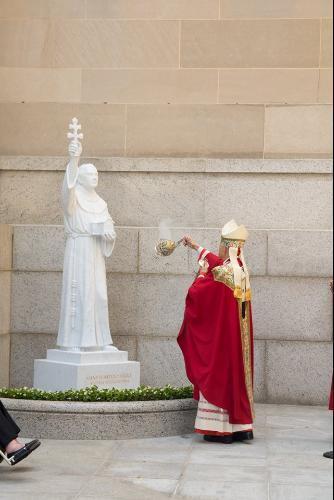 Cardeal Wuerl abençoa imagem de São Junípero em Santuário Nacional em Washington.jpg Cardeal Wuerl abençoa imagem de São Junípero em Santuário Nacional em Washington.jpg
