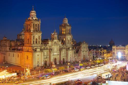 Catedral Metropolitana do México conta com nova iluminação em sua fachada.jpg Catedral Metropolitana do México conta com nova iluminação em sua fachada.jpg