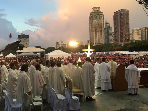 Mais de 50 mil fiéis se reúnem em aniversário de Casais para Cristo nas Filipinas.jpg Mais de 50 mil fiéis se reúnem em aniversário de Casais para Cristo nas Filipinas.jpg