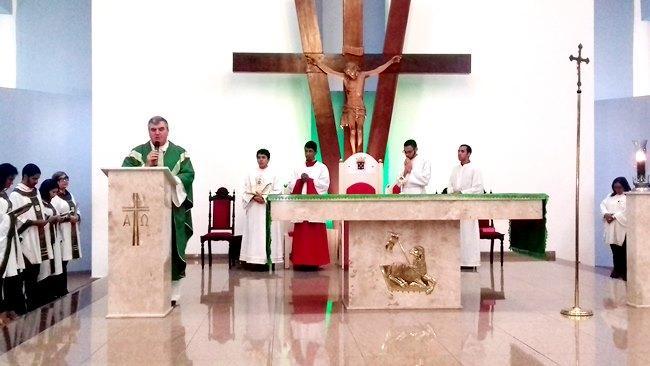 Entronizada em Paulo Afonso (BA) relíquias dos Santos Jacinta e Francisco Marto.jpg