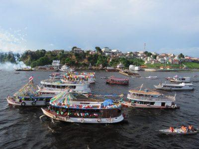 Procissão fluvial de São Pedro atrai milhares de devotos no Amazonas.jpg
