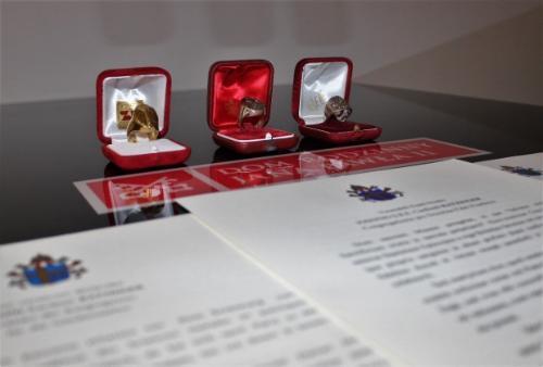 Presentes de Bento XVI são expostos em Museu Casa Natal de São João Paulo II.jpg Presentes de Bento XVI são expostos em Museu Casa Natal de São João Paulo II.jpg