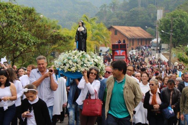 Mais de 22 mil devotos festejam a memória de Santa Paulina em Nova Trento (SC).jpg