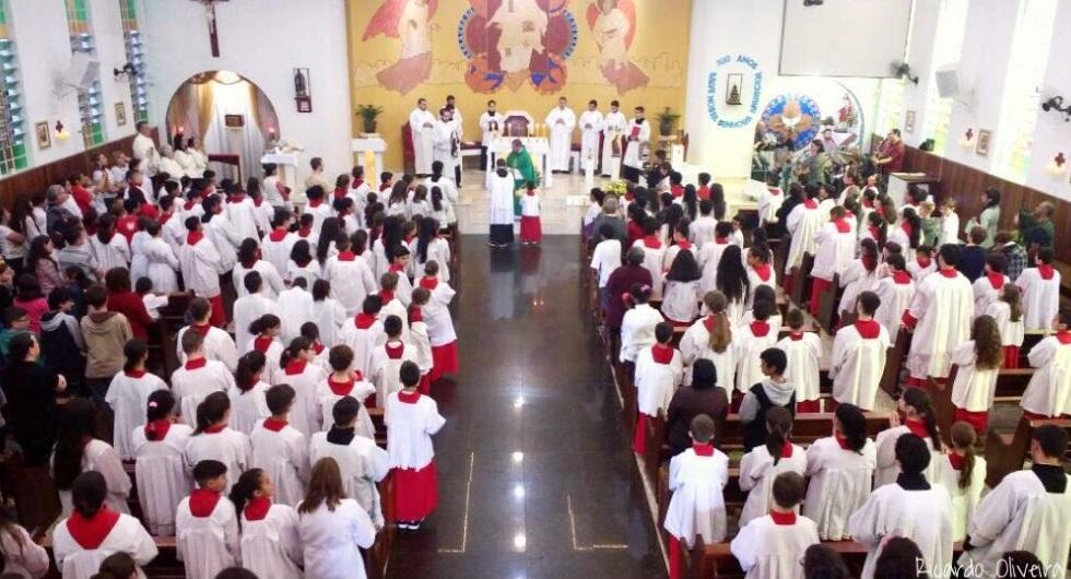 Encontro de coroinhas e acólitos atrai centenas de pessoas em Curitiba.jpg