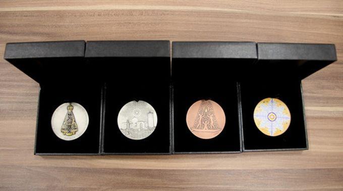 Conheça as medalhas coloridas para o Tricentenário de Aparecida.jpg