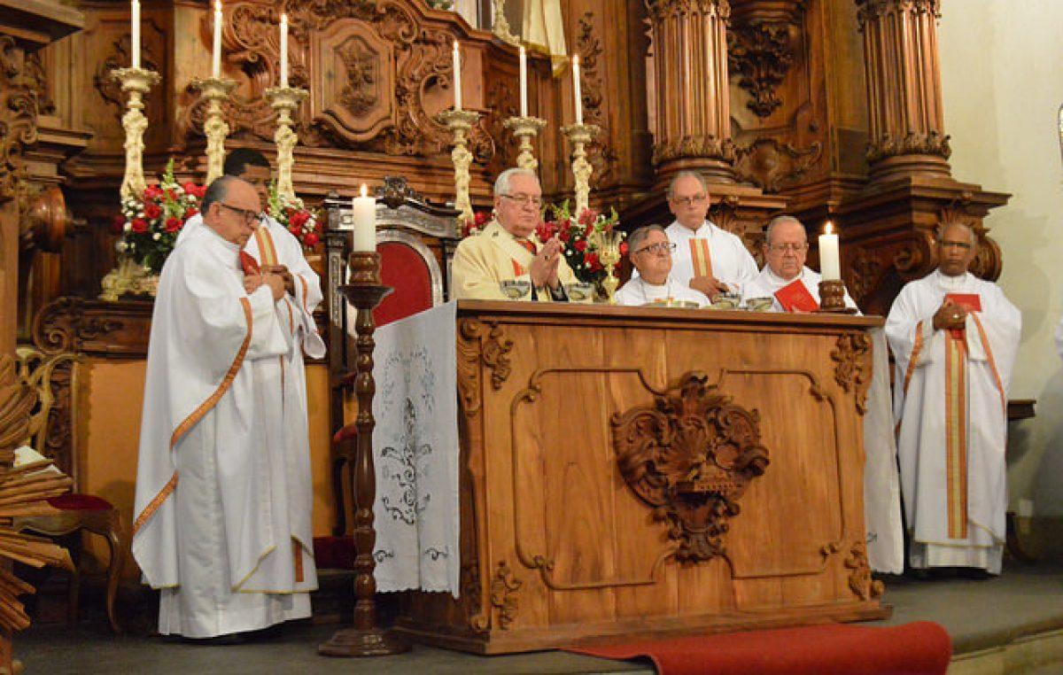 Arcebispo de Mariana (MG) comemora seus 50 anos de sacerdócio.jpg