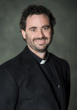 De caiaque, sacerdote leva alimento e conforto espiritual para vítimas de inundações em Houston.png