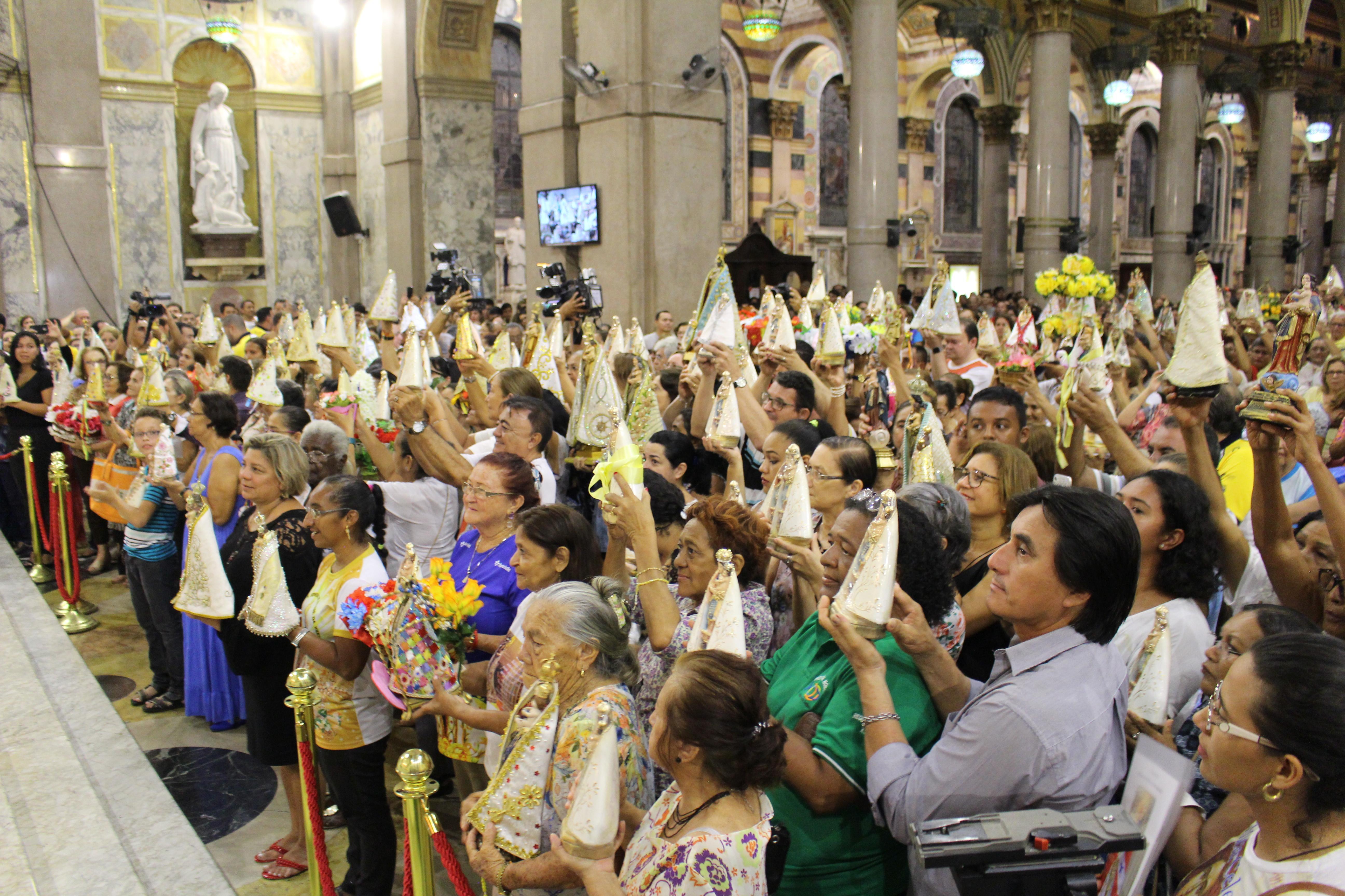Cerca de 3 mil fiéis participam da Missa do Mandato na Basílica de Nazaré.jpg