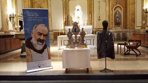 The New York Times registra grande número de fiéis visitando as relíquias do Padre Pio.jpg