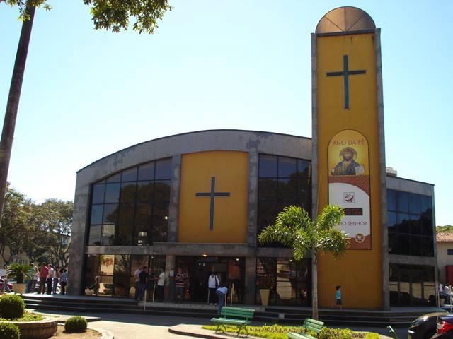 Em Vitória (ES), confiada paróquia à especial proteção de Nossa Senhora da Saúde.jpg