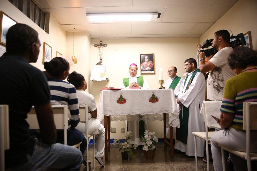 Arcebispo preside cerimônia pelas vítimas da tragédia em Janaúba.jpg