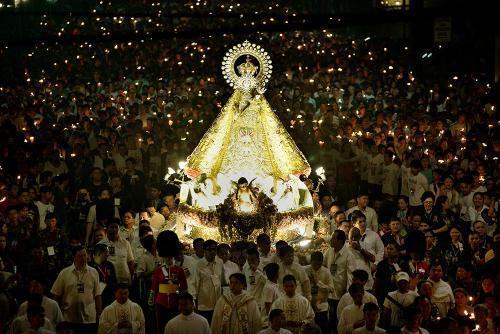 Milhares de devotos marianos se unem em procissão nas Filipinas.jpg