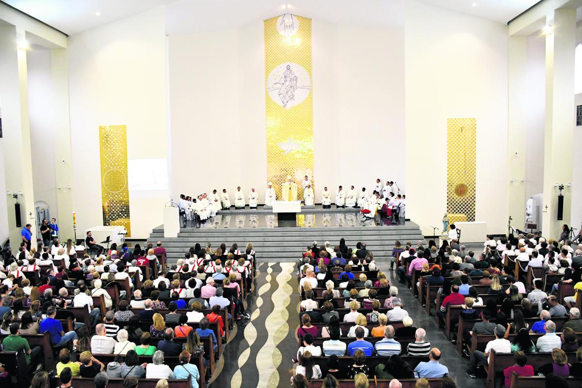Dedicada igreja e altar da Paróquia Nossa Senhora do Bom Parto, em São Paulo.jpg