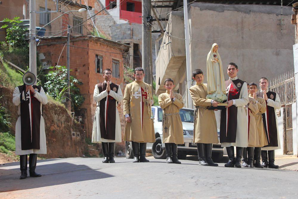 Arautos do Evangelho realizam visitas missionárias em Juiz de Fora