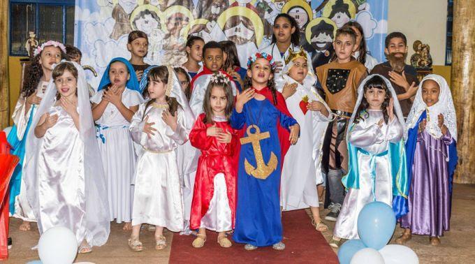 Crianças de Araraquara (SP) reverenciam a memória de todos os Santos.jpg Crianças de Araraquara (SP) reverenciam a memória de todos os Santos.jpg