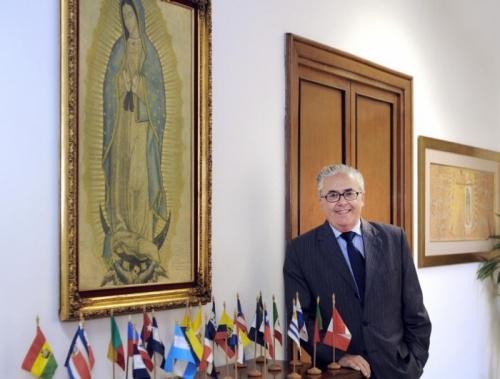 26-10No prefácio do livro de Carriquiry, Francisco afirma América latina vive em angústia.jpg