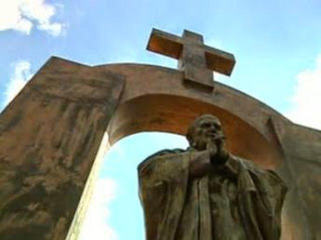 2710Laicistas franceses Cruz em monumento a S. João Paulo II viola Constituição .jpg