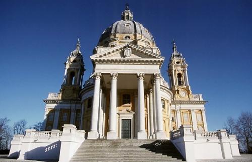 Jovens comemoram A Noite dos Santos em Basílica de Turim, Itália.jpg