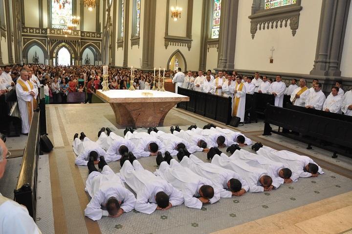 Arquidiocese de Vitória (ES) celebra ordenação de novos diáconos permanentes.jpg
