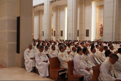 Dom Chaput anima sacerdotes filipinos a fortalecerem os matrimônios.jpg