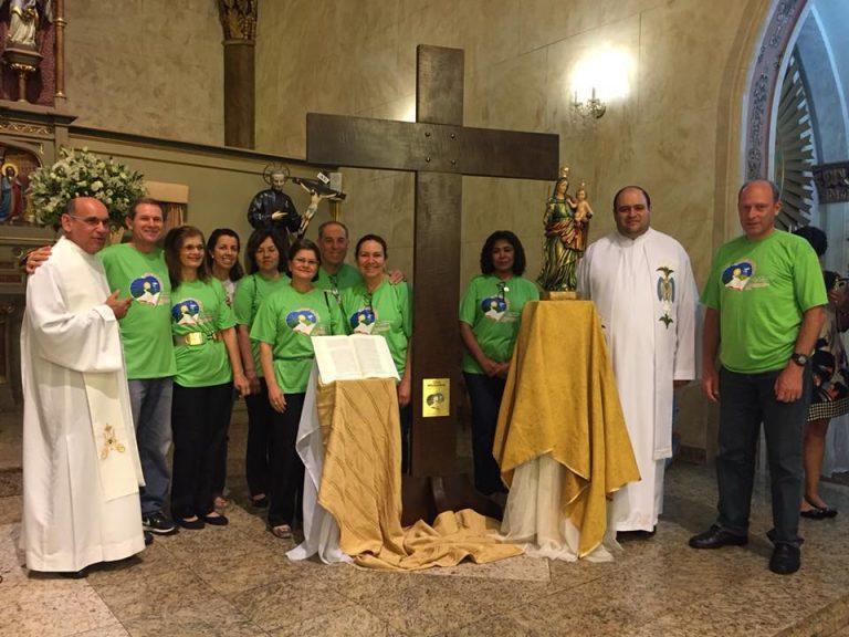 Bíblia e símbolos missionários peregrinam pelas paróquias de Curitiba.jpg