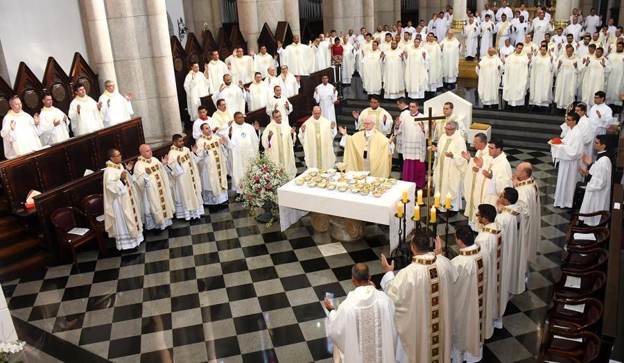 Arquidiocese de São Paulo celebra ordenação de 11 novos padres.jpg