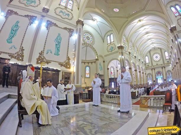 Catedral de Pouso Alegre (MG) celebra ordenação de novos diáconos transitórios.jpg