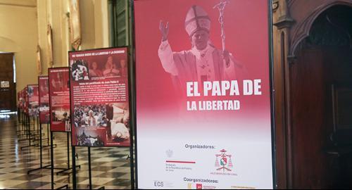 Catedral de Lima rende homenagem a São João Paulo II com uma exposição 1.jpg