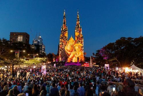 Espetáculo de luz na Catedral de Sidney é assistido por mais de 5 mil pessoas.jpg