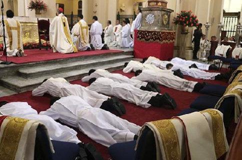 Cardeal ordena sacerdotes e diáconos na Catedral Primaz da Colômbia 1.jpg