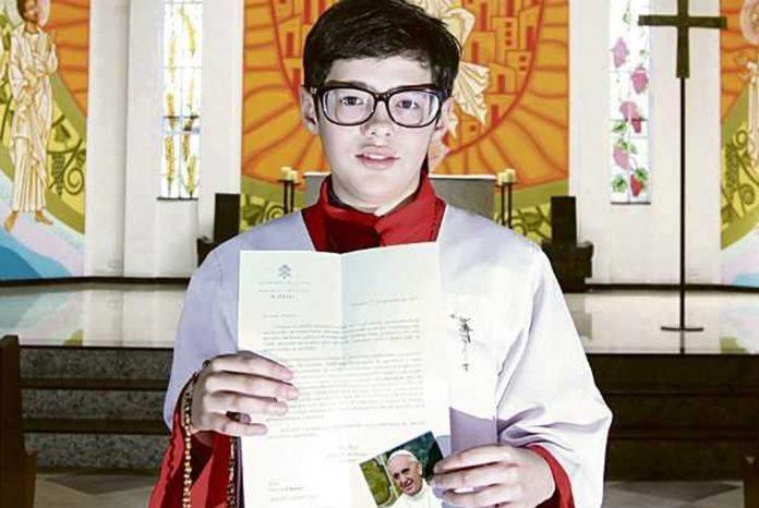 Menino de Santo André (SP) que deseja ser padre recebe carta do Papa Francisco.jpg