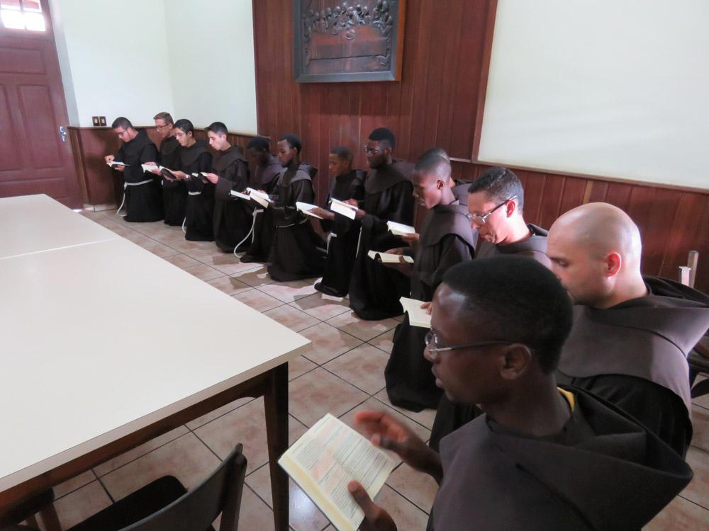 Antes da profissão, noviços franciscanos de Rodeio (SC) recebem novo hábito.jpg