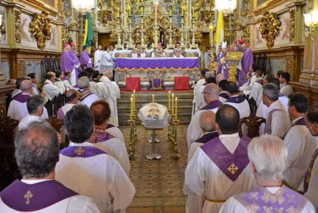 Fiéis mineiros se despedem do falecido bispo de São João del-Rei.jpg