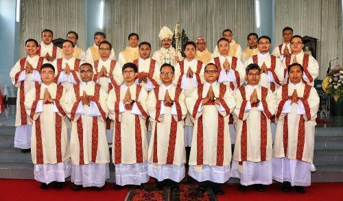 Igreja na Indonésia ordena 38 novos diáconos transitórios.jpg